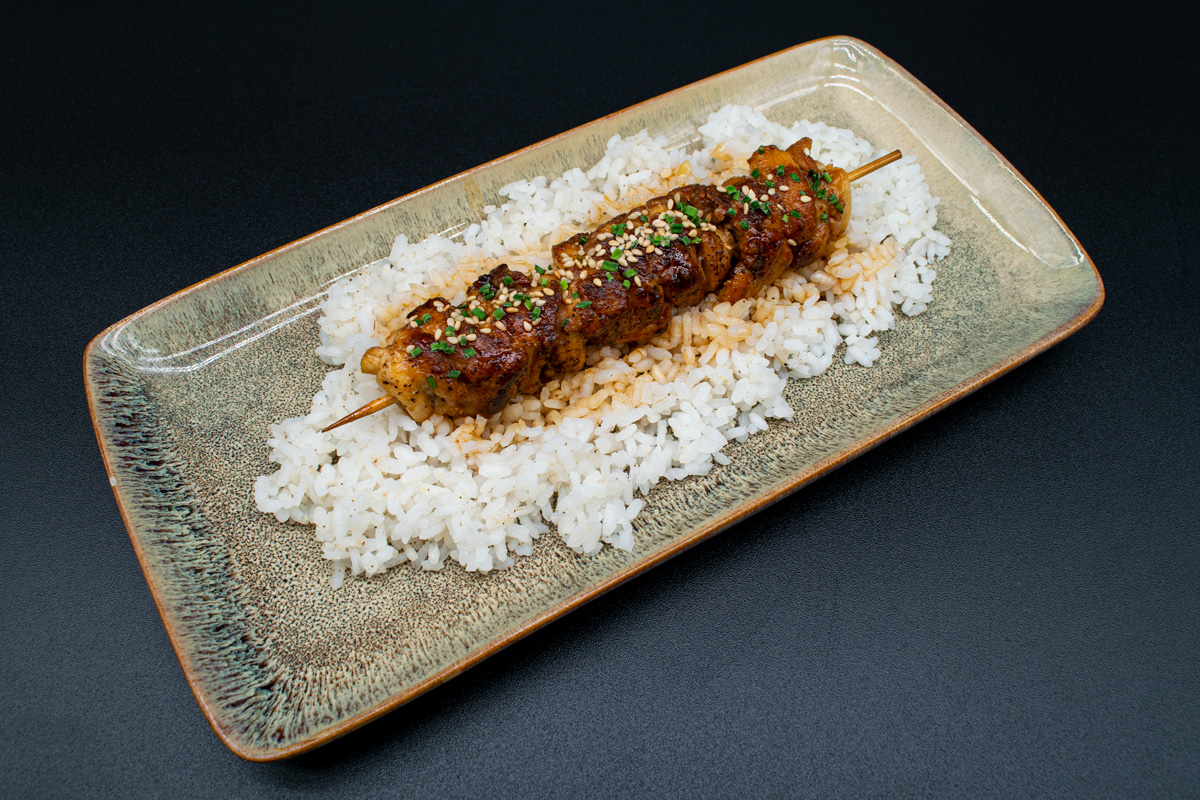 Yakitori con arroz