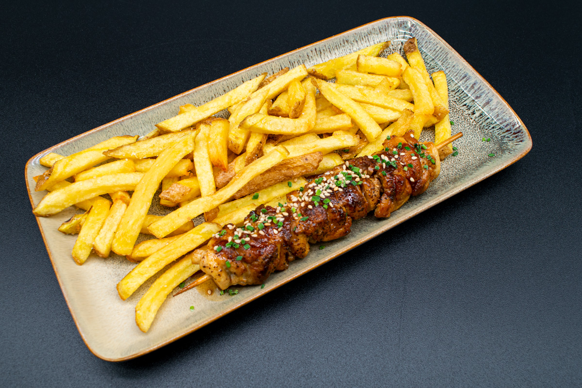 Yakitori con patatas caseras