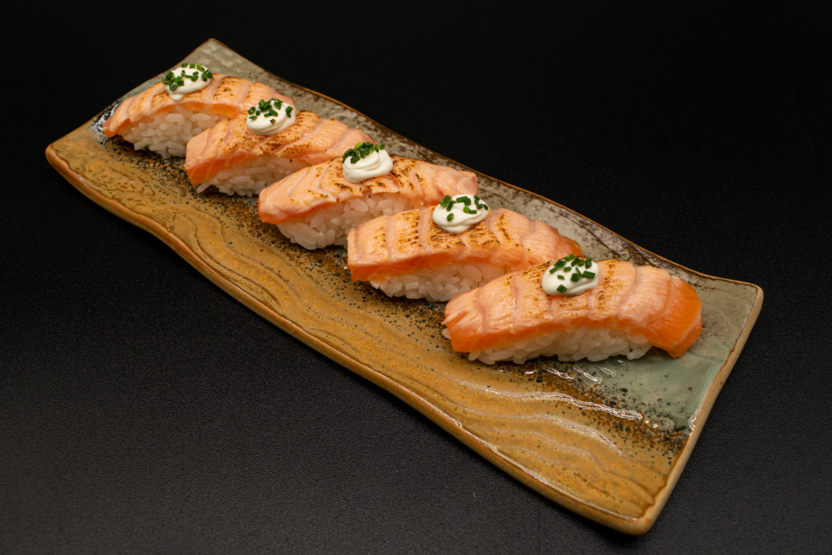 Nigiris de salmón flameado