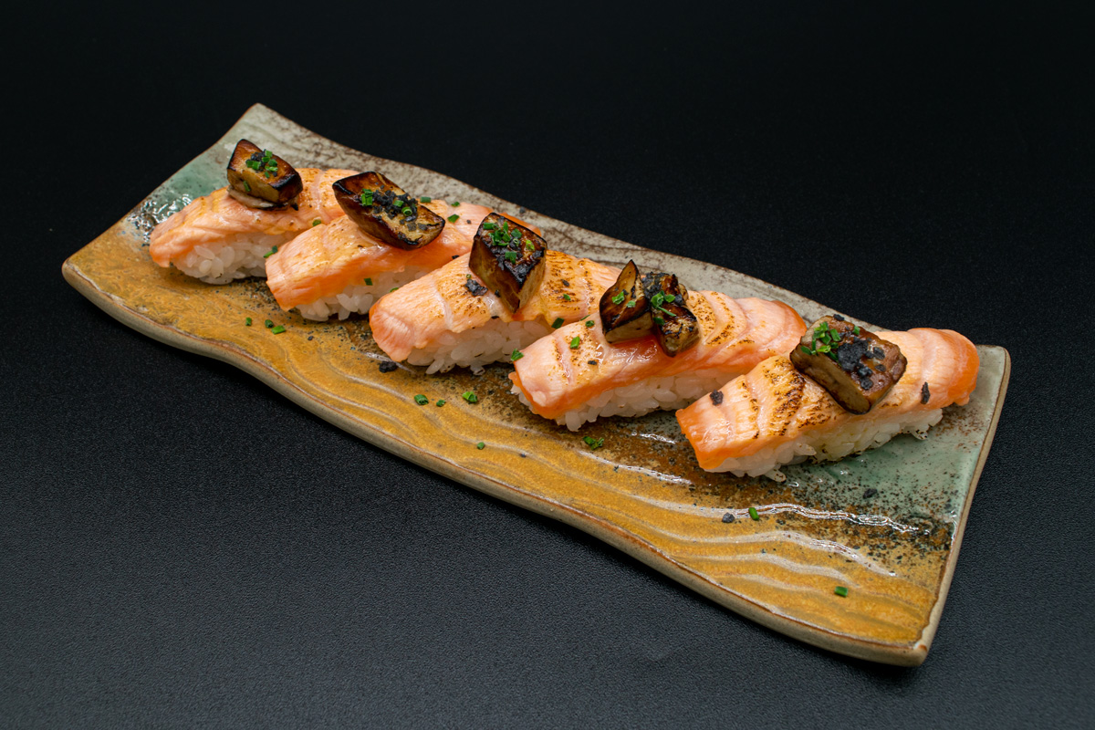 Nigiris de salmón flameado con foie