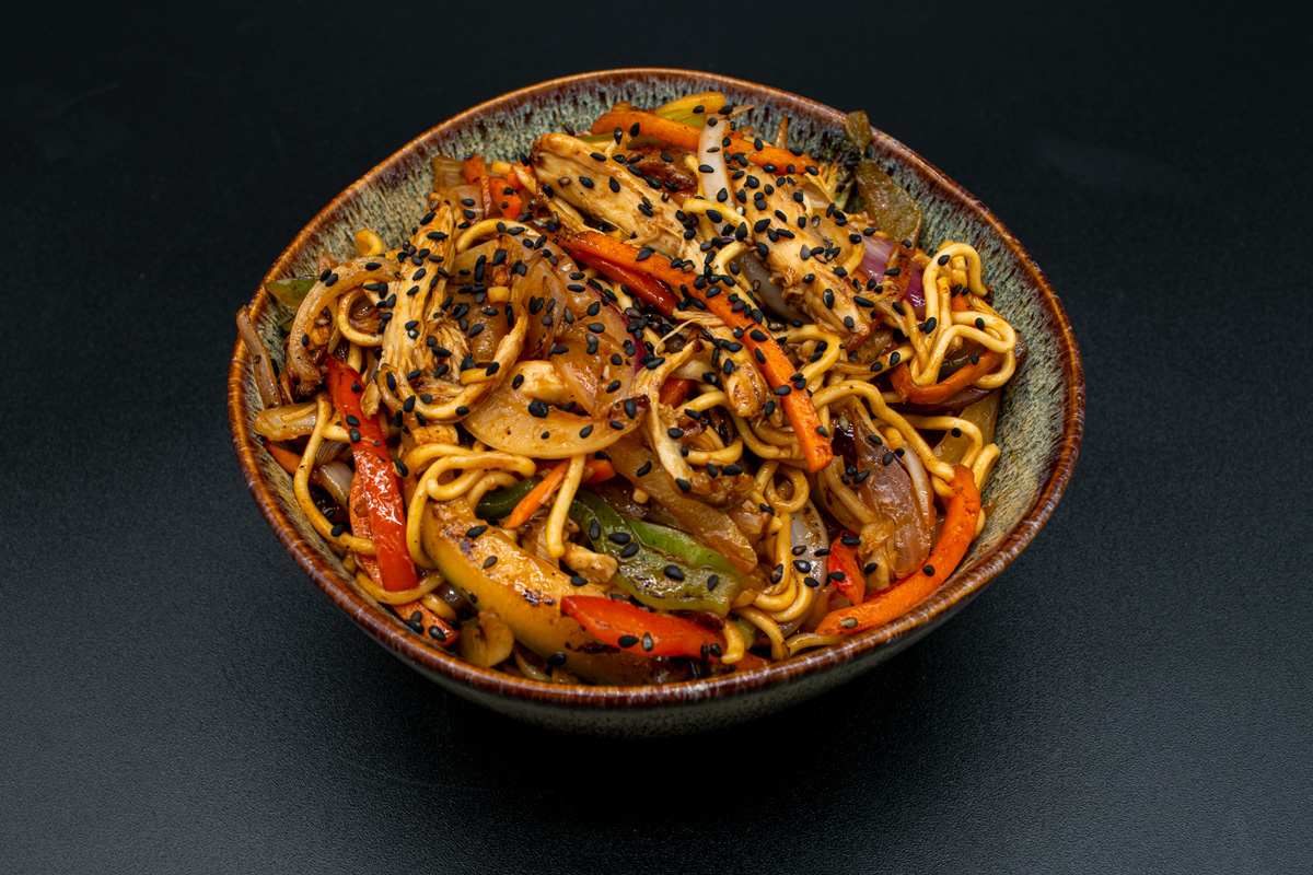 Yakisoba de pollo y verduras